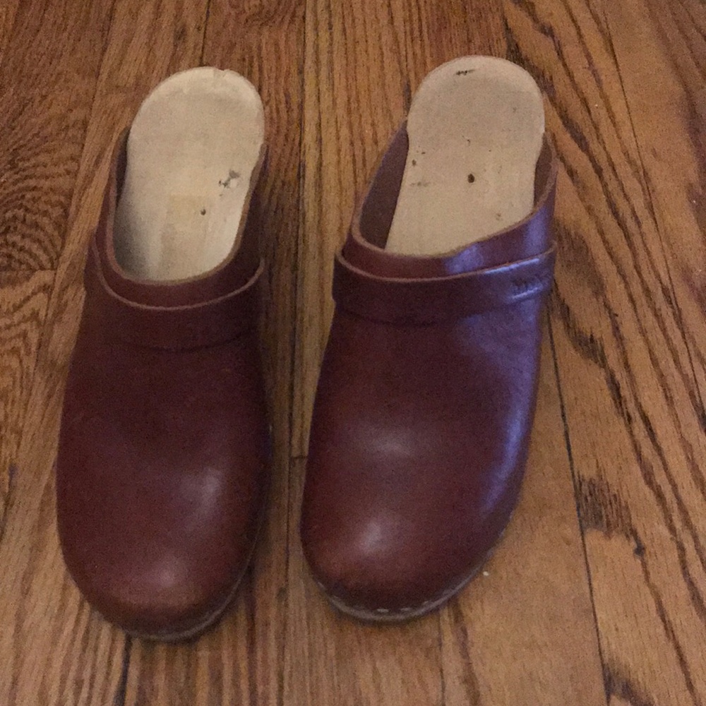 Hasbeens cognac leather clogs